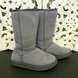 UGG Women's Gray Classic Tall II Boot. Genuine Leather Genuine Sheepskin Size 5.